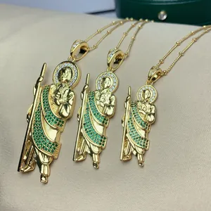 Drie maten van Saint Jude hangers met groene zirkonia en gouden afwerking details.