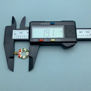 Detailaufnahme eines Weihnachtsanhängers gemessen mit einem Messschieber zeigt 19,1mm
