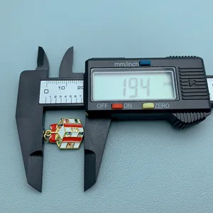 Makroansicht von Weihnachtsgeschenk-Anhänger mit digitalem Messschieber, zeigt 19,4 mm Höhe