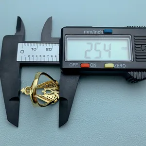 Nahaufnahme des vergoldeten St. Jude Rings mit Zirkon, gemessen mit einem Messschieber