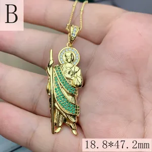 Detailopname van gouden Saint Jude hanger met groene stenen, 18,8x47,2 mm