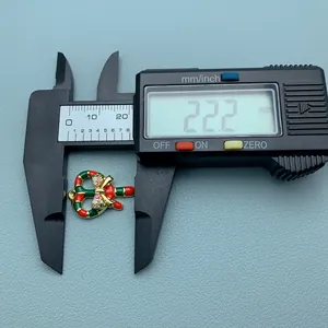 Detaillierte Messung eines festlichen Weihnachtsanhängers mit einer Höhe von 22,2 mm