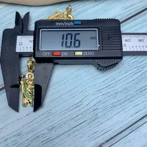 Detailopname van breedtemeting van gouden Saint Jude hanger met digitale schuifmaat