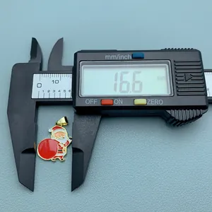 Detailansicht eines Weihnachtsmann-Anhängers, gemessen mit einem digitalen Messschieber