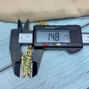 Gedetailleerd overzicht van de gouden St. Judas hanger ketting gemeten met een schuifmaat.