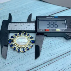 Makro-Detail des Guadalupe-Muschelanhängers mit einer gemessenen Breite von 38,6 mm