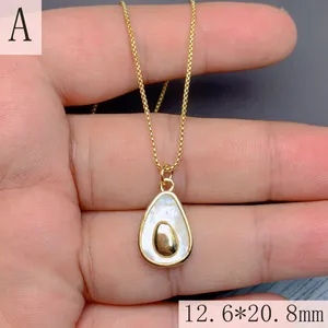 Detalle del colgante de aguacate dorado con nácar blanco, tamaño 12,6*20,8 mm.