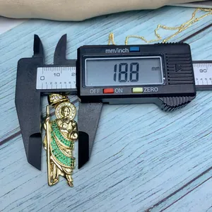 Gedetailleerd beeld van de St. Jude-hanger die 18,8 mm breed wordt gemeten met een schuifmaat.