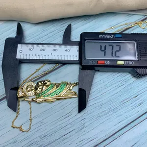 Detailopname van de gouden Sint-Judas 3D hanger ketting met een maat van 47,2 mm
