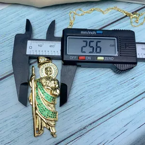 Precieze 25,6 mm meting van een gouden St. Judas hanger met groene zirkoniasteen