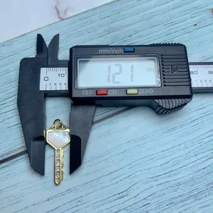 Primer plano que muestra la medida de 12,1 mm para este colgante de llave minimalista