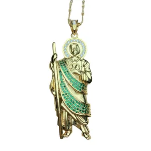 Vergulde Sint-Juda hanger ketting met micro-gezet groene en heldere zirkoon stenen.