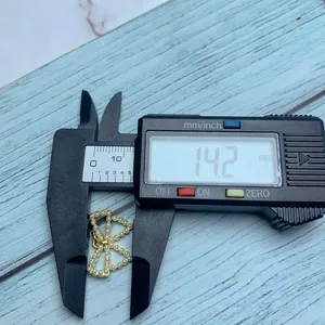 Detalle de un delicado colgante de lazo de perlas medido a 14,2 mm con un calibre digital
