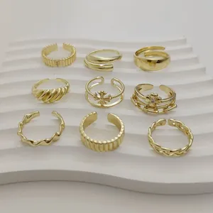 Detailoverzicht van negen unieke minimalistische en geometrische gouden ringen in diverse stijlen