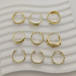 Set van negen goudkleurige minimalistische open ringen met diverse geometrische texturen