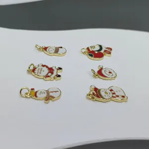 Detailansicht von sechs bunten Emaille-Weihnachtsmann- und Schneemann-Schmuckanhängern