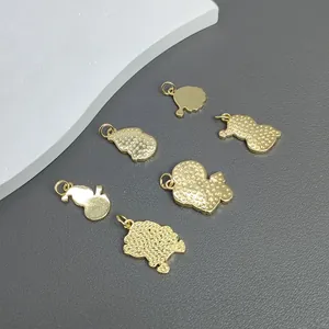 Detaillierte Rückansicht verschiedener goldener Weihnachtsanhänger für DIY-Schmuck