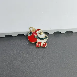 Makroansicht eines farbenfrohen Weihnachtsmann-Anhängers für DIY-Schmuck.