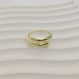 Gedetailleerde close-up van een minimalistische gouden ring op een getextureerde witte golf