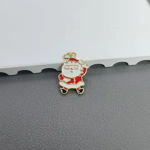 Detailansicht eines bunten Emaille Weihnachtsmann Anhängers für DIY Schmuckherstellung