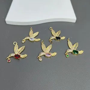Detailaufnahme von Kolibri-Anhängern mit Zirkonia-Mikropavé in verschiedenen Farben für DIY-Schmuck
