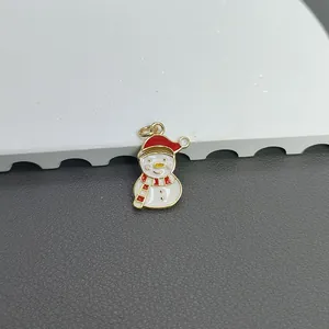 Detailansicht der Emaille-Oberfläche des festlichen Weihnachts-Schneemann-Anhängers