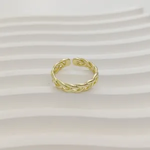 Gedetailleerd overzicht van een elegante goudkleurige gevlochten verstelbare ring