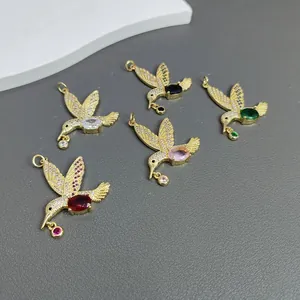Detailansicht von Kolibri-Anhängern mit bunten Steinen und Mikro-Pave-Zirkonia-Steinen