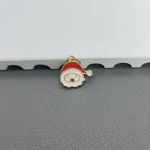 Nahaufnahme eines festlichen Emaille-Weihnachtsmann-Anhängers für DIY-Weihnachtsschmuck