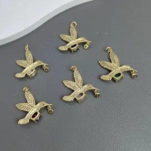 Detaillierte Ansicht von Kolibri-Anhängern mit Mikro-Zirkon und bunten Mittelsteinen