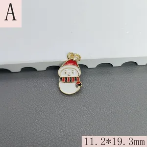 Nahaufnahme eines Emaille Schneemann Anhängers für DIY Schmuck, Größe 11.2x19.3mm.