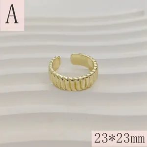 Gedetailleerde weergave van gouden croissantring met geribbeld patroon en 23x23mm
