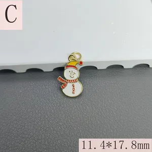 Detaillierte Makroansicht eines bunten Schneemann-Emaille-Anhängers mit 11,4x17,8mm