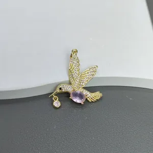 Exquisiter vergoldeter Kolibri-Anhänger mit Zirkonia-Besatz und rosa Schmucksteinen