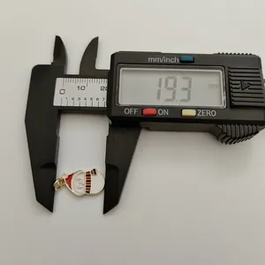 Nahaufnahme eines Weihnachts-Schneemann-Emaille-Anhängers, gemessen mit 19,3 mm