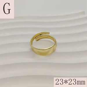 Gedetailleerd overzicht van een minimalistische gouden geometrische open ring