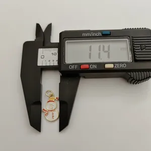 Detailansicht eines Schneemann-Anhängers, mit Messschieber bei 11,4 mm gemessen