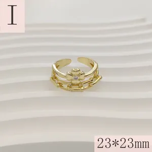 Gedetailleerde weergave van een gouden kroonring met bloemmotief en maat 23x23mm.