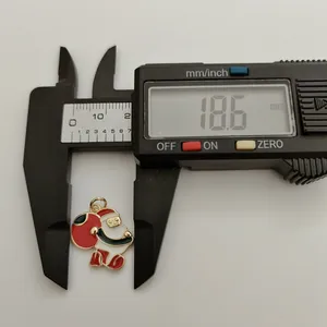 Detailansicht der Messung eines Weihnachtsmann-Anhängers mit einer Höhe von 18,6 mm
