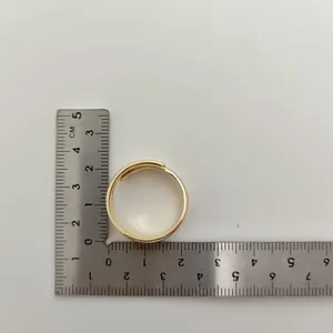 Macro-opname van een minimalistische gouden ring gemeten met een liniaal