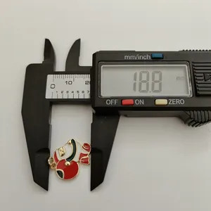Detailgetreue Größenmessung des Emaille-Weihnachtsmann-Anhängers mit 18,8 mm Breite