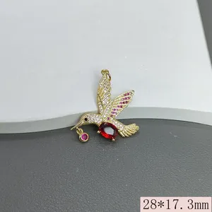 Detailaufnahme eines Kolibri-Anhängers aus Gold mit Zirkonia-Steinen, 28x17,3 mm