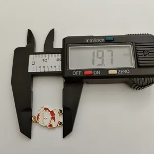 Nahaufnahme eines Weihnachtsmann-Anhängers, gemessen mit einem digitalen Messschieber.