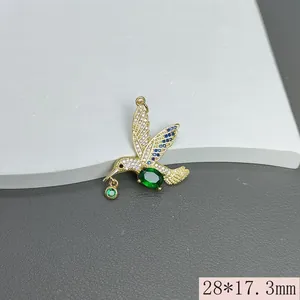 Detailansicht des goldenen Kolibri-Anhängers mit blauen und grünen Zirkonia-Steinen