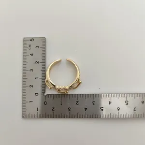 Meting van gouden kroonring op een liniaal die de binnendiameter laat zien