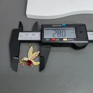 Detailansicht des Kolibri-Anhängers mit einer Höhenmessung von 28,0 mm per Messschieber