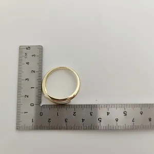 Detailweergave van een gouden geometrische ring met liniaal voor de binnendiameter.