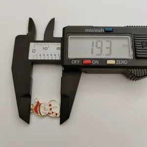Nahaufnahme der 19,3-mm-Messung eines kleinen Weihnachts-Schneemann-Emailsanhängers für DIY