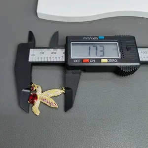 Detailansicht eines Vogelanhängers, gemessen mit einem digitalen Messschieber, 17,3 mm