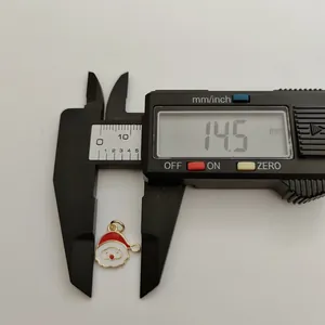 Nahaufnahme eines Weihnachtsmann-Anhängers, gemessen mit digitalem Messschieber.